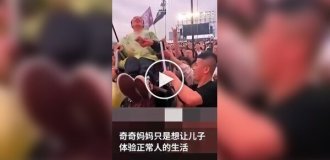Spectators lifted a wheelchair so a fan could watch the concert