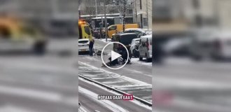 Парень на работе наблюдал падения велосипедистов и не смог удержаться от смеха