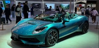 Китайский демпинг на европейских серпантинах: BYD везёт на Запад тысячесильный кабриолет Denza (4 фото)