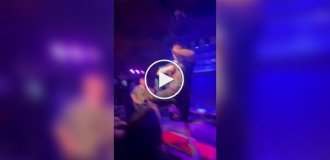 Разогрев толпы на метал-концерте в Польше