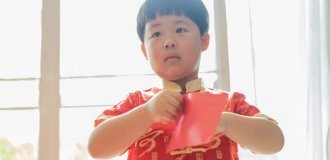 In China, a 10-year-old boy won a lawsuit against his own father, who spent all his savings (2 photos)