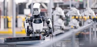 Humanoid robots from Texas will work at Mercedes-Benz (6 photos)