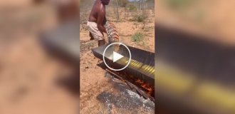 Когда рыбу жарят целиком, а сковороду делают из бочки
