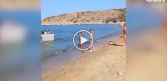 Туристы развернули лодку с мигрантами в Европе