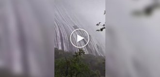 Невероятное зрелище: гора после мощного ливня превратилась в водопад