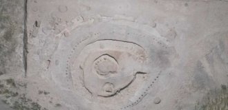 В Азербайджані знайдено 3500-річний ритуальний стіл із посудом (3 фото)