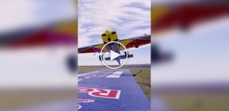 Впервые в мире: пилот садится на движущийся поезд и взлетает с него