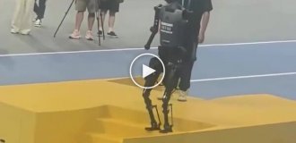 Гибель робота на Всемирных робоиграх в Китае