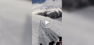 За секунду до катастрофы: лыжницу с собакой чуть не накрыла лавина