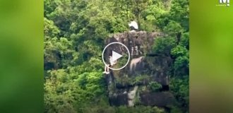 Туристы расположились на самом краю отвесной скалы