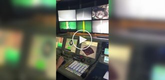 Девушка показала, как работает оператором батискафа