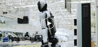 Робот сам себе меняет батарейки