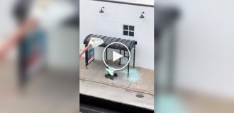 Робот-доставщик протаранил автобусную остановку