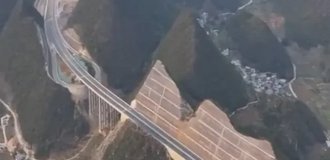 В Китае разрезали горы для возведения моста-рекордсмена! (3 фото)