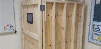 В школе установили "ящик для наказаний" (2 фото)