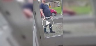 Небезпечний спалах агресії: на тихій вулиці з'являється «людина з палицею»