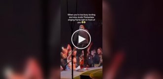 Justin Timberlake approached a girl who was glued to her phone at his concert and sang right in front of her