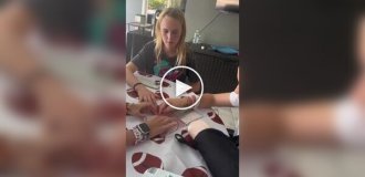 Подростки пытаются достать диск из коробки