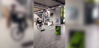 A difficult and cool trick by a cyclist