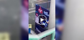 Пакистанский журналист случайно снял, как газировку переливают из стаканов обратно в бутылки