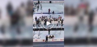 В Китае роботы устроили соревнование по перетягиванию каната