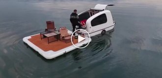 Floating caravan with a motor