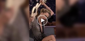 Cara Delevingne showed how she plays the guitar