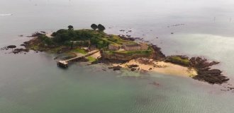 Something special: an island with a private beach is put up for sale, but there is a nuance (5 photos)