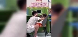 Отец греет капельницу для своей дочери во время лечения