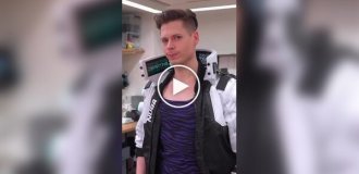 Парень сделал куртку с экранами из игры Cyberpunk 2077