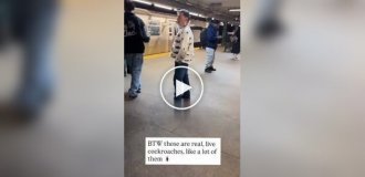 Чудак в странной куртке в метро