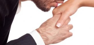 В Испании поцелуй руки без согласия признали сексуализированным насилием