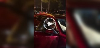 В Ханое женщина догнала машину мужа и устроила жесткую разборку с любовницей
