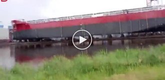 Школярів змило величезною хвилею під час спуску корабля на воду