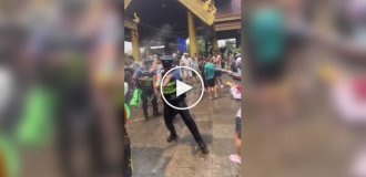 Полицейские приняли участие в фестивале водных брызг в Китае