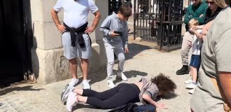 A tourist near Buckingham Palace became the victim of a horse, but this is not certain (4 photos + 1 video)