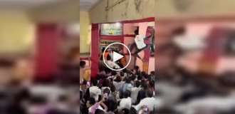 Давка у храма: сотни паломников борются за вход в священное место