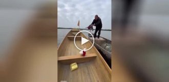 Noah 2025: a man showed how his swims in a boat with cats and a dove go