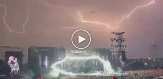 Концерт с разноцветными разрядами молний