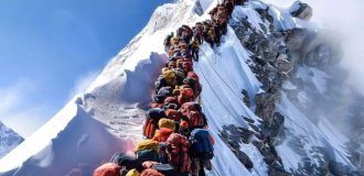 На Евересті утворилася величезна пробка з альпіністів (4 фото + 1 відео)