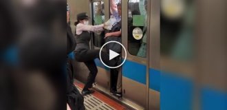 В Японии нанимают особых сотрудников, которые помогают заталкивать пассажиров в поезда