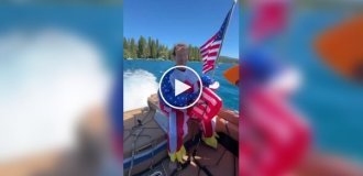 Цукерберг прокатился на серфе в костюме орлана на День независимости США