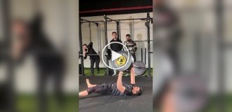 За гранью возможного: Турецкий подъем со штангой 116 кг