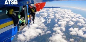 Парашют мужчины зацепился за оперение хвостовой части самолета