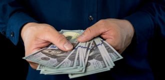 Бизнесмен из США продал бизнес и подарил сотрудникам миллионные премии (2 фото)