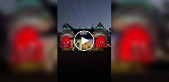 Мужчина спроецировал на дом эпичные кадры с персонажами и кораблями из «Звездных войн»