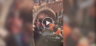Любителям кататься на лодках в Амстердаме нынче несладко