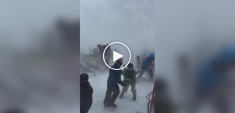 Снежная буря сбила с ног туристов в Японии