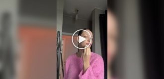 Вас обнаружили: кошка подсматривает за хозяйкой