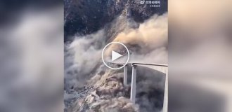 В Китае из-за оползня частично обрушился мост
